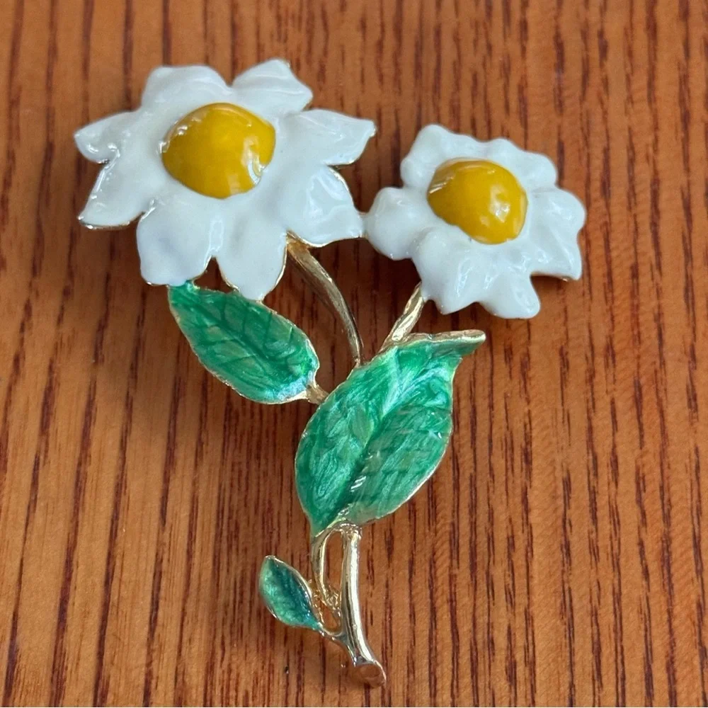 Vintage enamel painted daisy brooch pin gold tone white green yellow costume